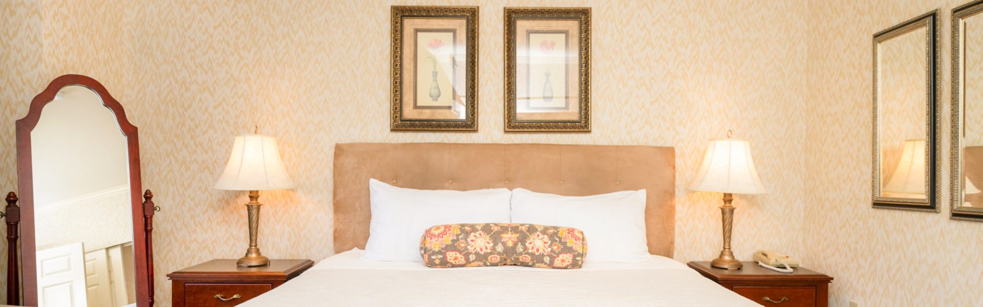 king size bed with lamps on both side